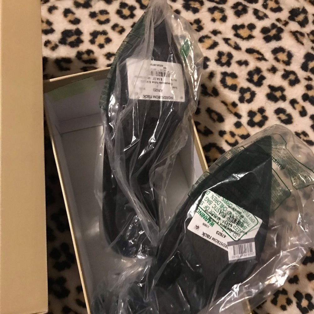 Michael Kors NWT Alina Flex Pointed Toe Kitten Heel Pump in Size 7 - HOST PICK ๐ - Picture 12 of 16